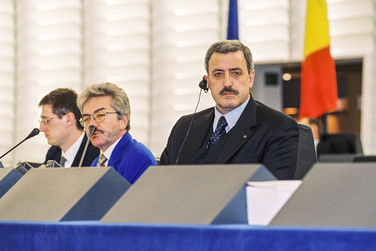 Photo 2 : Vice President chairing the plenary session