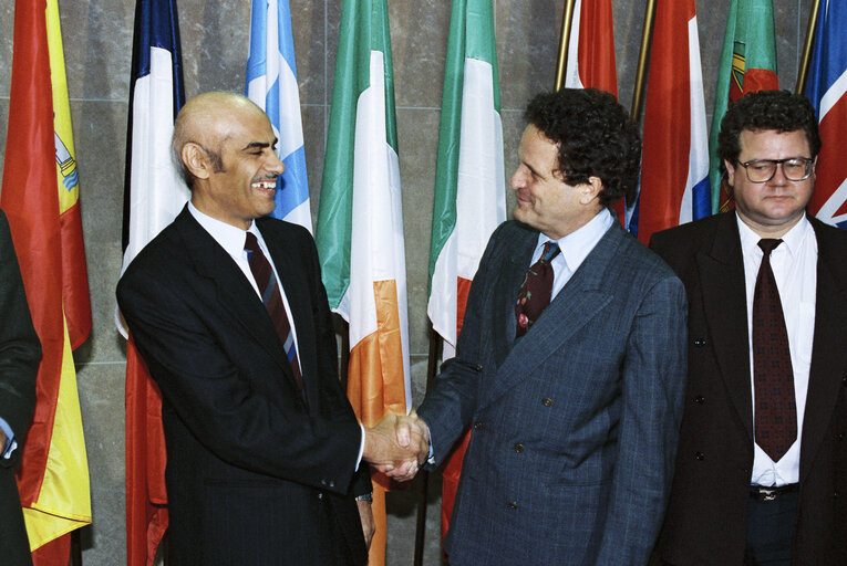 Foto 40: Visit of an official from Kuwait to the EP in Brussels in October 1990