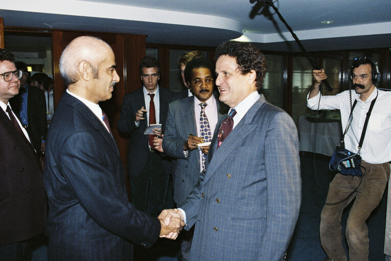 Foto 42: Visit of an official from Kuwait to the EP in Brussels in October 1990