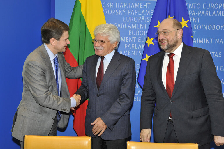 Photo 5 : LEX signing with the Lithuanian Vice-Minister for European Affairs