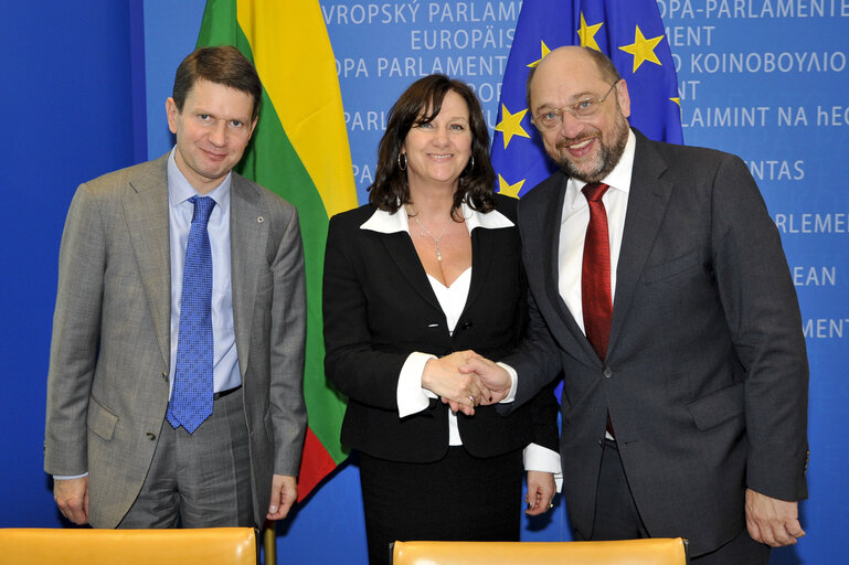 Photo 13 : LEX signing with the Lithuanian Vice-Minister for European Affairs