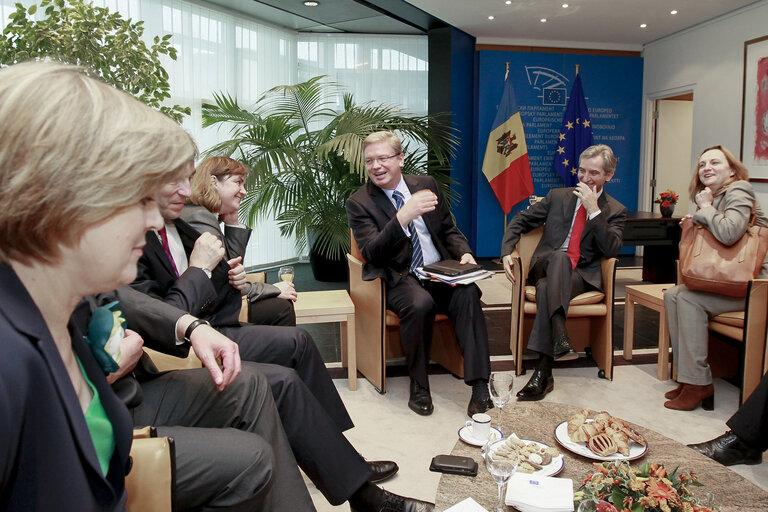 Foto 6: Commissioner FULE meets Romanian Prime Minister Lurie LEANCA