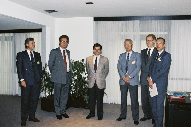 Foto 5: EP President meets with representatives of the Norwegian Enterprises Confederation (NHO) in 1990 in Brussels