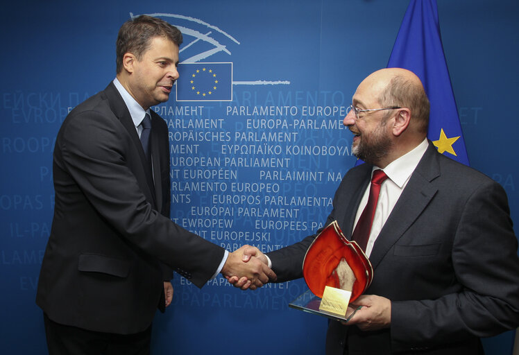 Fotografija 1: ECR MEP Miroslaw PIOTROWSKI handing over Superflame