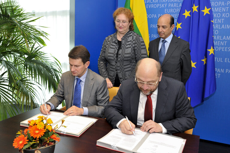 Photo 9 : LEX signing with the Lithuanian Vice-Minister for European Affairs