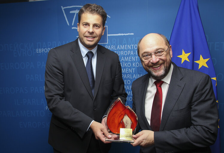 Fotografie 2: ECR MEP Miroslaw PIOTROWSKI handing over Superflame