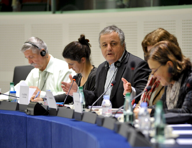 Photo 2 : Intergroup National minorities and regional languages