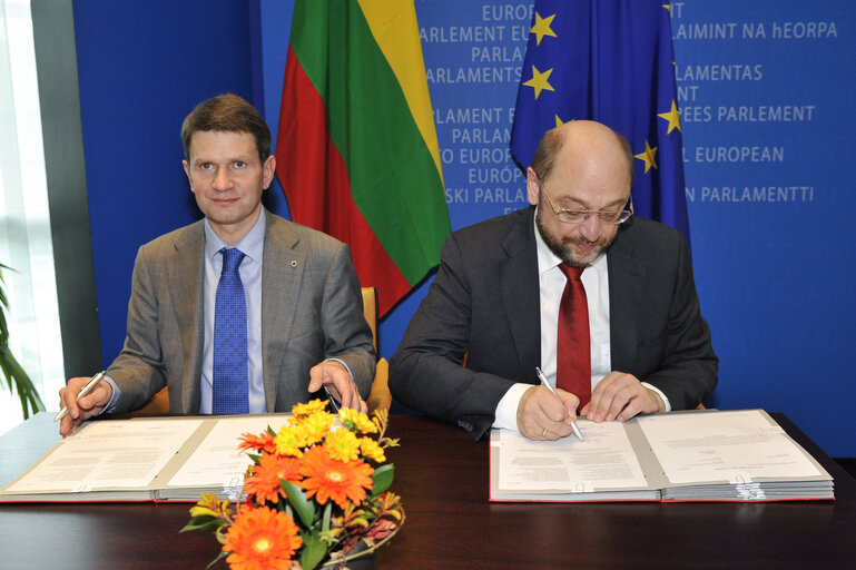 Fotografie 1: LEX signing with the Lithuanian Vice-Minister for European Affairs