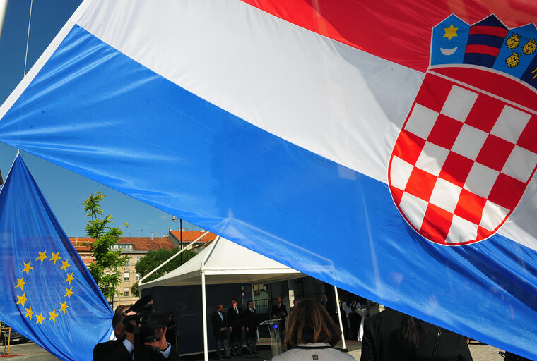 Fotografia 11: The Croatian flag, in the foreground, and the European flag, in the background