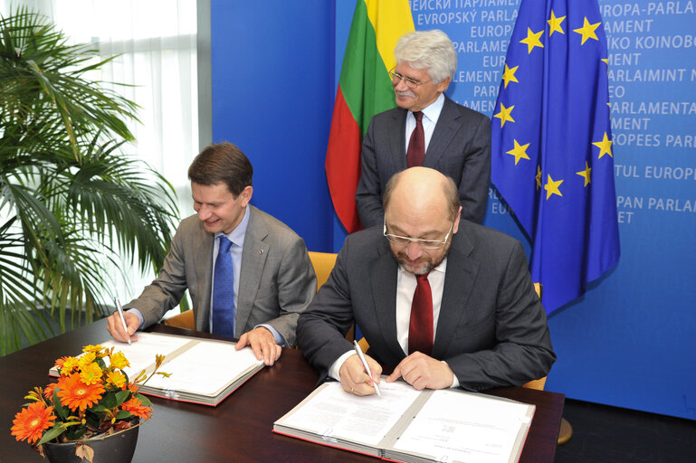 Fotografi 4: LEX signing with the Lithuanian Vice-Minister for European Affairs