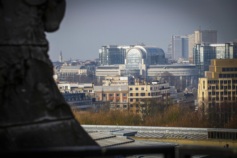 Foto 1: Outside view of the EP Headquarters in Brussels from Cinquantenaire Park