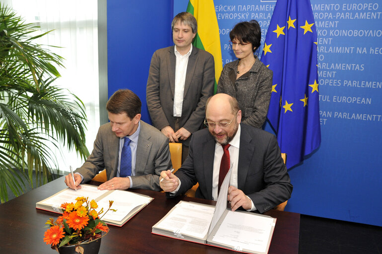 Photo 14 : LEX signing with the Lithuanian Vice-Minister for European Affairs