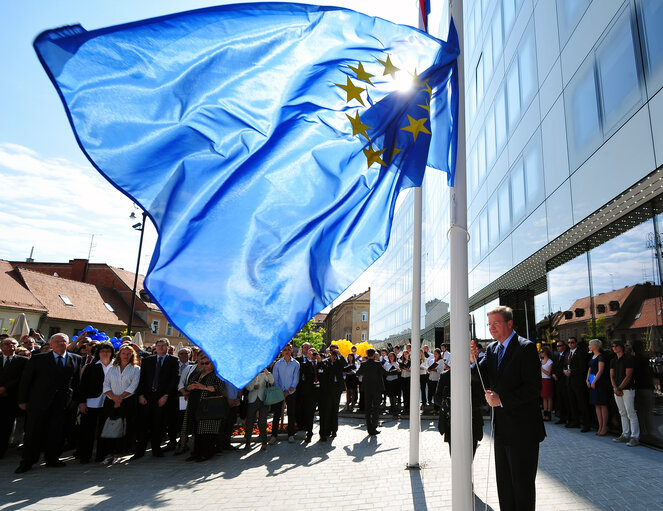 Fotografia 10: Stefan Fule, on the right, hosting the European flag