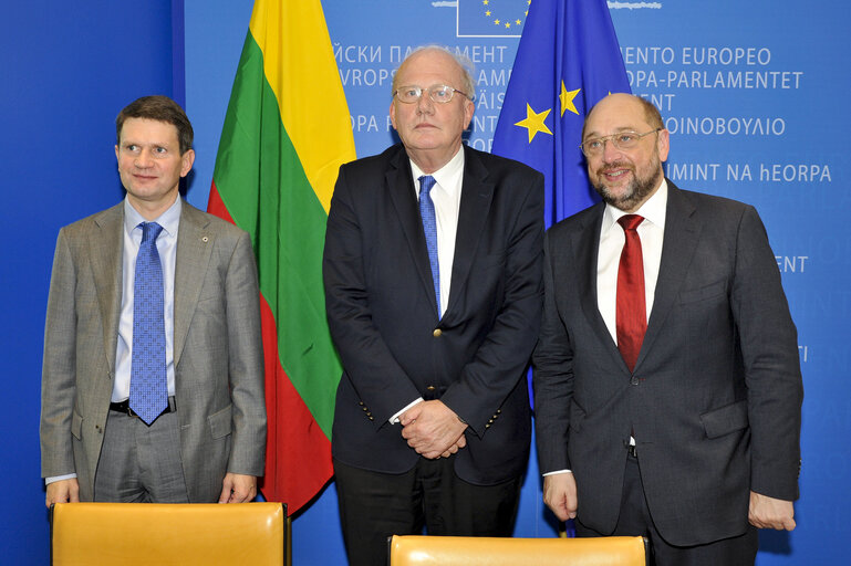 Fotografi 6: LEX signing with the Lithuanian Vice-Minister for European Affairs