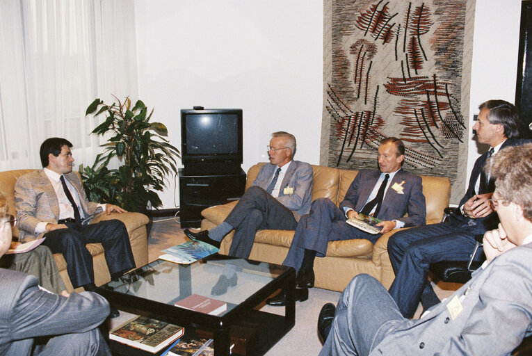 Foto 4: EP President meets with representatives of the Norwegian Enterprises Confederation (NHO) in 1990 in Brussels