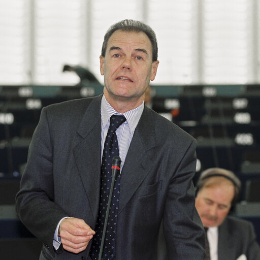 Valokuva 2: MEP Hubert PIRKER in Plenary Session in Strasbourg in January 2000