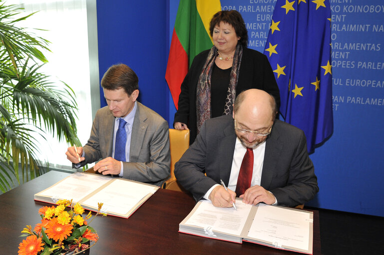 Fotografi 17: LEX signing with the Lithuanian Vice-Minister for European Affairs