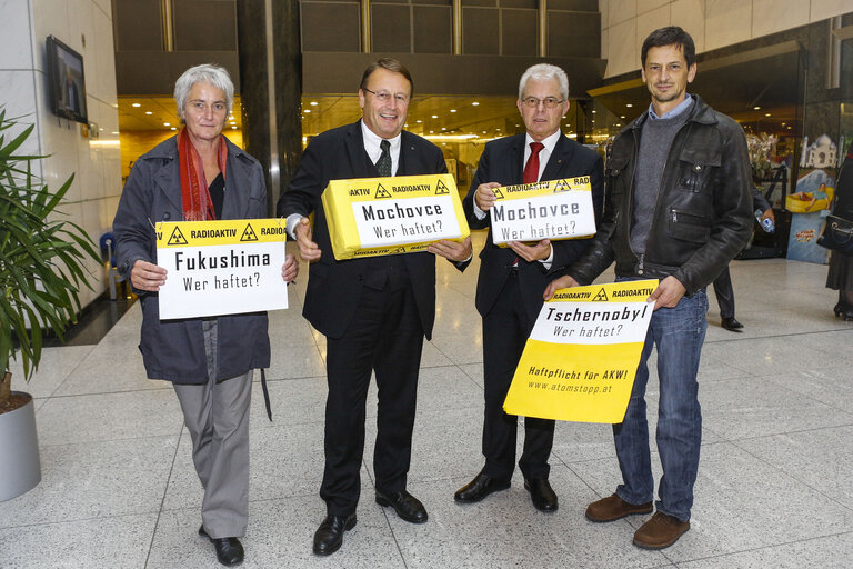 Foto 1: Handing over of a petition from Austrian petitioners calling for a common European liability insurance scheme of nuclear power plants amounting to 400 billion euros each nuclear reactor.