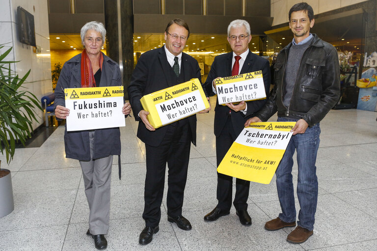 Foto 2: Handing over of a petition from Austrian petitioners calling for a common European liability insurance scheme of nuclear power plants amounting to 400 billion euros each nuclear reactor.