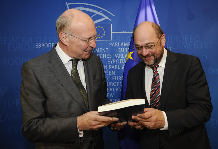 Φωτογραφία 1: Andrew Duff handing over latest publication of the Spinelli Group; A Fundamental Law of the European Union