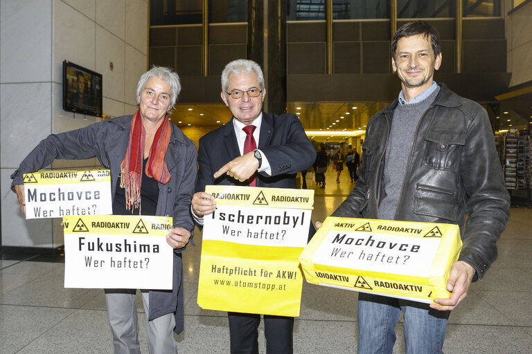 Foto 7: Handing over of a petition from Austrian petitioners calling for a common European liability insurance scheme of nuclear power plants amounting to 400 billion euros each nuclear reactor.