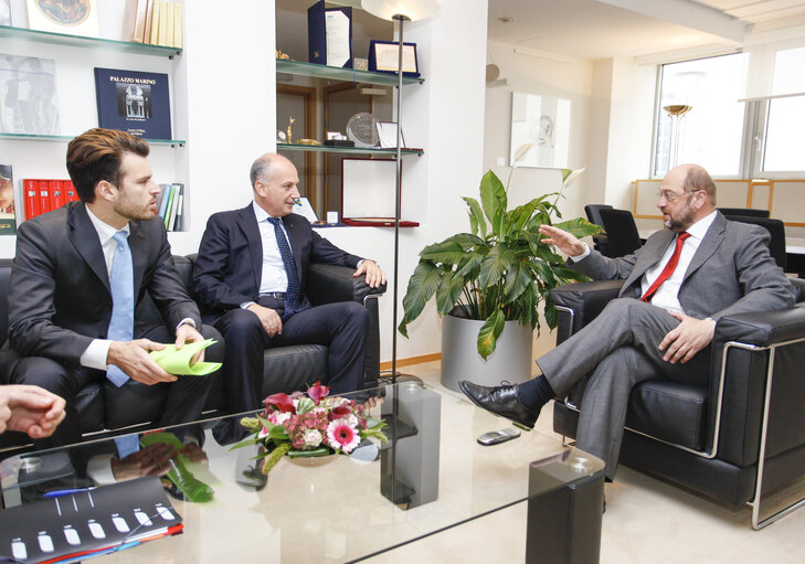 Fotografie 1: EP President Martin SCHULZ hands over invitation MEP Salvatore Iacolino