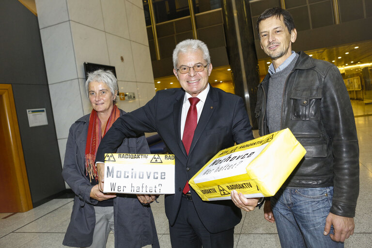 Foto 4: Handing over of a petition from Austrian petitioners calling for a common European liability insurance scheme of nuclear power plants amounting to 400 billion euros each nuclear reactor.