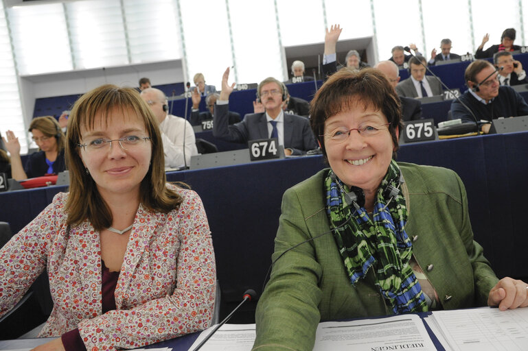 Fotografia 5: Sidonia JEDRZEJEWSKA, Elisabeth JEGGLE during Plenary session week 41 2013 in Strasbourg