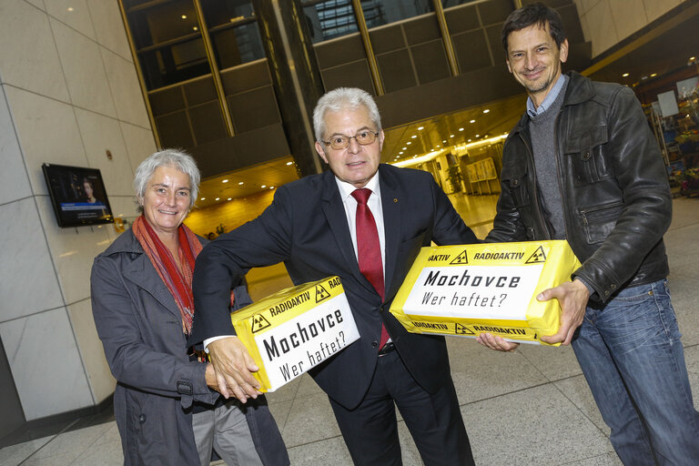 Foto 5: Handing over of a petition from Austrian petitioners calling for a common European liability insurance scheme of nuclear power plants amounting to 400 billion euros each nuclear reactor.