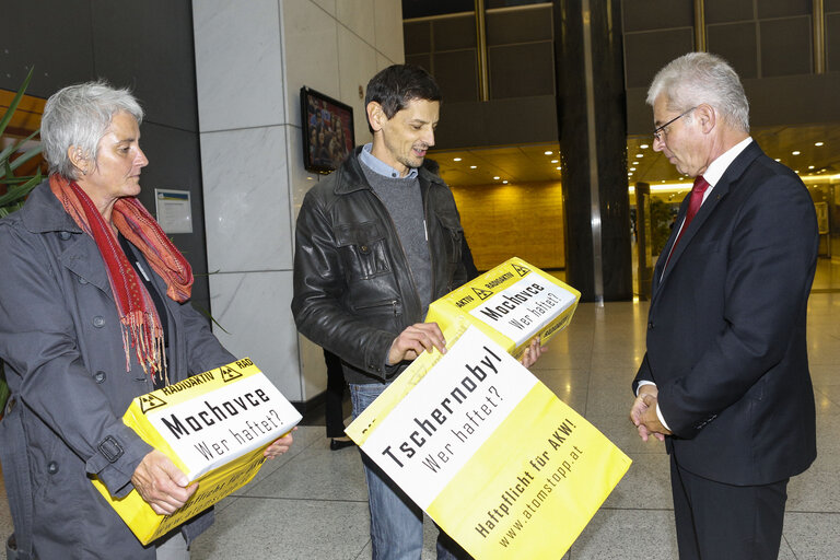 Foto 8: Handing over of a petition from Austrian petitioners calling for a common European liability insurance scheme of nuclear power plants amounting to 400 billion euros each nuclear reactor.