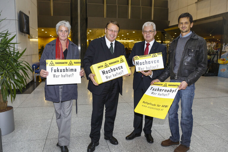 Foto 3: Handing over of a petition from Austrian petitioners calling for a common European liability insurance scheme of nuclear power plants amounting to 400 billion euros each nuclear reactor.