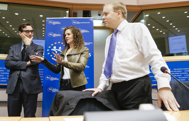 Meeting 'Privacy Platform, Surveillance vs. Encryption.Who's winning the cat and mouse game?'