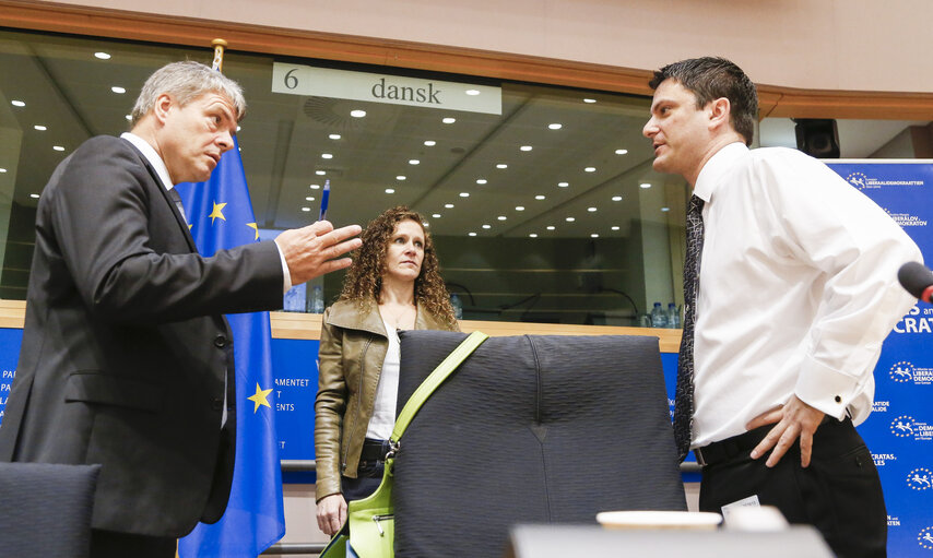 Meeting 'Privacy Platform, Surveillance vs. Encryption.Who's winning the cat and mouse game?'