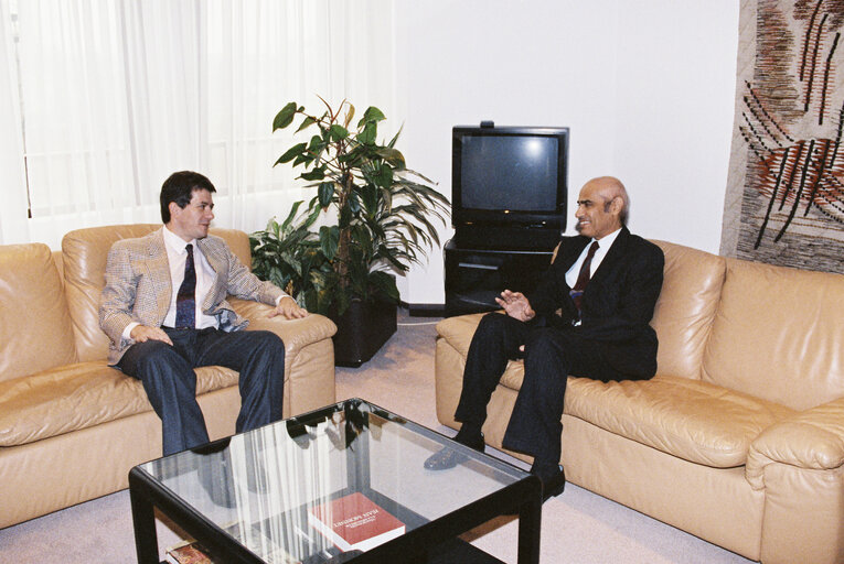 Foto 33: Visit of an official from Kuwait to the EP in Brussels in October 1990