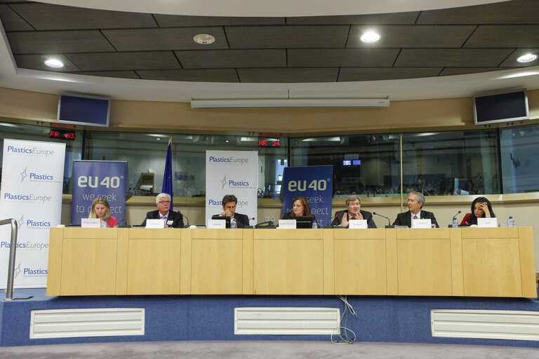 Φωτογραφία 6: Debate on Youth Employment:  Young, skilled, unemployed  with MEPs and EC Director General