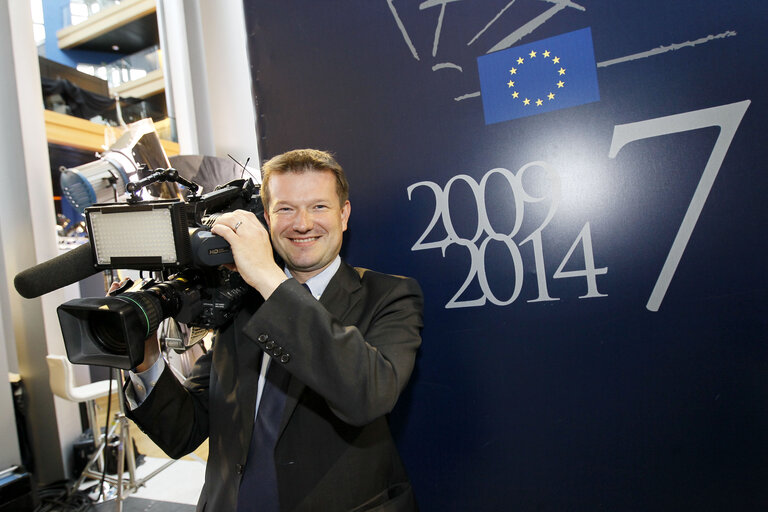 Fotografi 16: MEP Martin KASTLER using a film camera, promoting cultural innovation in Europe