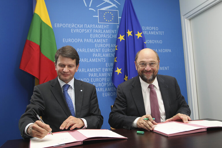 Fotografie 1: Lex signing of a regulation concerning investigations conducted by the European Anti-Fraud Office (OLAF)