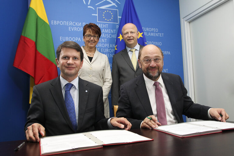 Fotografie 7: Lex signing of a regulation concerning investigations conducted by the European Anti-Fraud Office (OLAF)