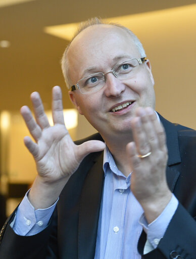 Fotografie 5: Interview of a MEP Mikael GUSTAFSSON by a Finnish journalist.