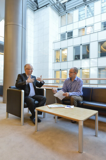 Fotografija 3: Interview of a MEP Mikael GUSTAFSSON by a Finnish journalist.