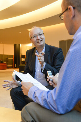 Fotografie 9: Interview of a MEP Mikael GUSTAFSSON by a Finnish journalist.