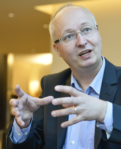 Fotografie 6: Interview of a MEP Mikael GUSTAFSSON by a Finnish journalist.