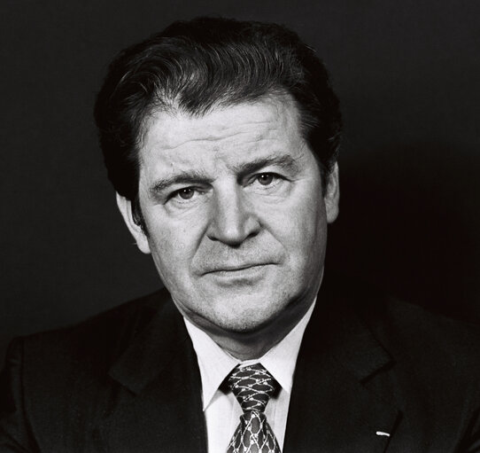 Foto 13: Portrait of the MEP Michel DEBATISSE in September 1979.