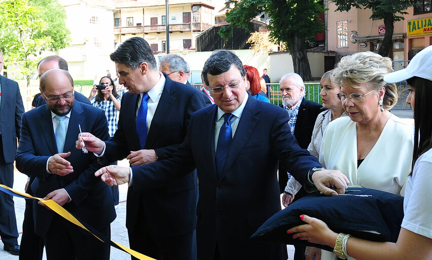 Fotografia 9: President of European Commission, Jose Manuel Barroso (2nd R), President of EU Parliament, Martin Shultz (L), EU Commission's Vice President Viviane Reding ( R ) and Croatian Prime Minister Zoran Milanovic (2 nd L), cut ribbon during ceremony of opening of the EU Office in Zagreb, Croatia, on July 1, 2013.   AFP PHOTO / ELVIS BARUKCIC