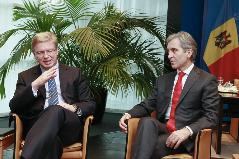 Foto 4: Commissioner FULE meets Romanian Prime Minister Lurie LEANCA