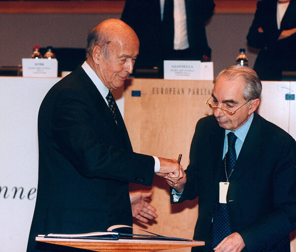 Fotografi 3: Last meeting of the European Convention on the Future of Europe - Signature of the final declaration