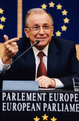 Fotografia 17: Ion ILIESCU, President of Romania, makes an official visit to the EP in Strasbourg