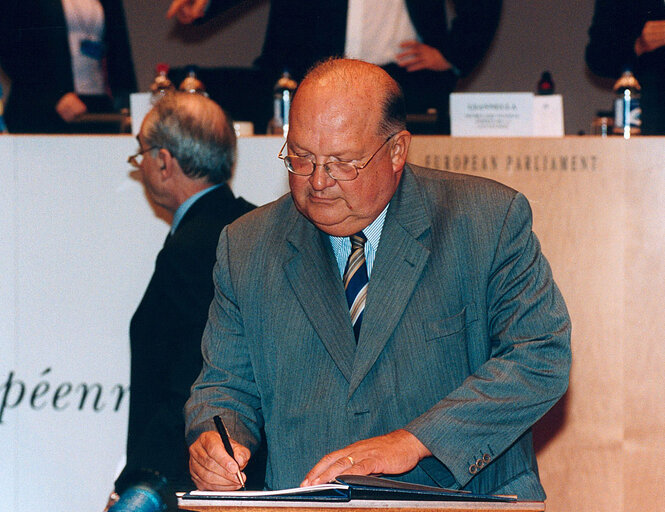 Fotografija 4: Last meeting of the European Convention on the Future of Europe - Signature of the final declaration