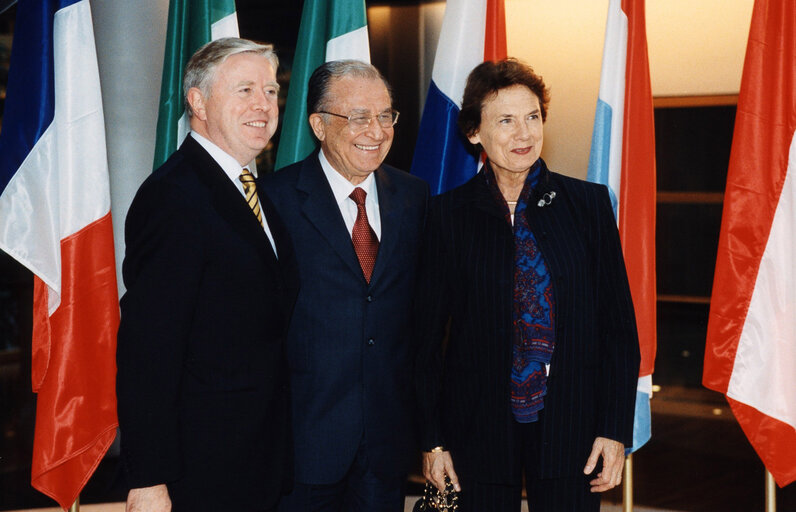 Fotografia 16: Ion ILIESCU, President of Romania, makes an official visit to the EP in Strasbourg