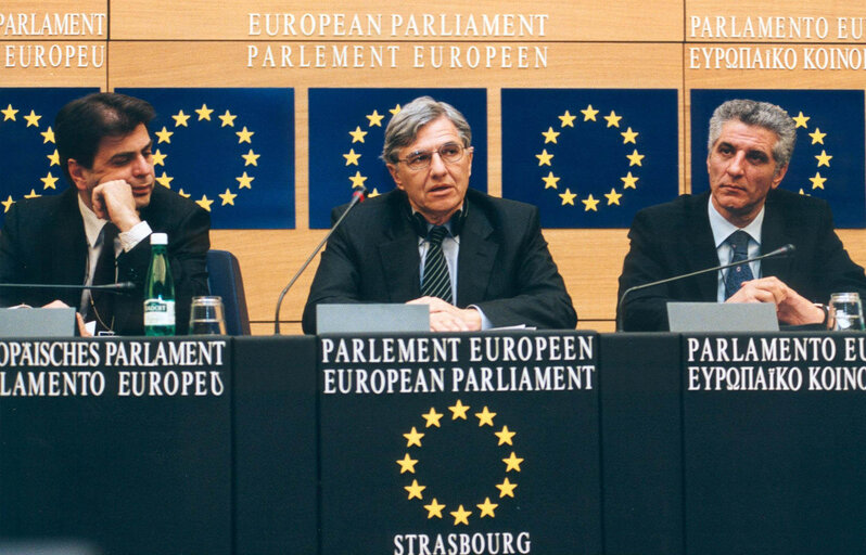 Photo 2 : Greek Minister of European Affairs holds a news conference in Strasbourg following the vote over the accession of 10 new member countries to the EU